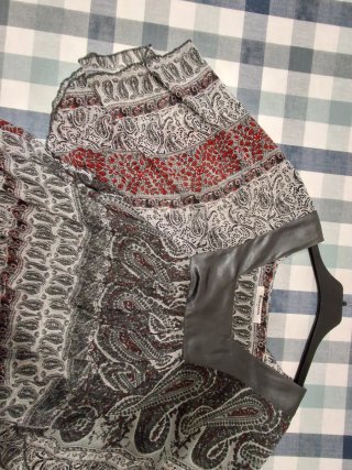 Blusa de gasa gris/roja