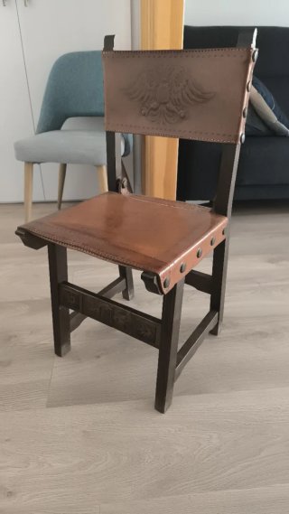 Silla de madera y cuero