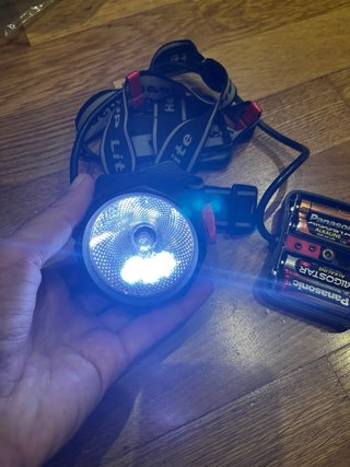 Frontal Linterna LED con Compartimento Pilas