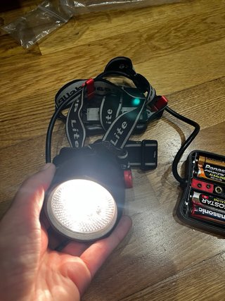 Frontal Linterna LED con Compartimento Pilas