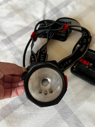 Frontal Linterna LED con Compartimento Pilas