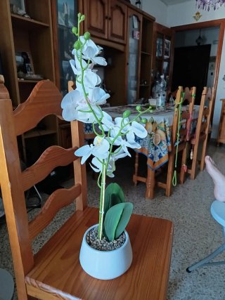 Orquídea artificial en maceta cerámica