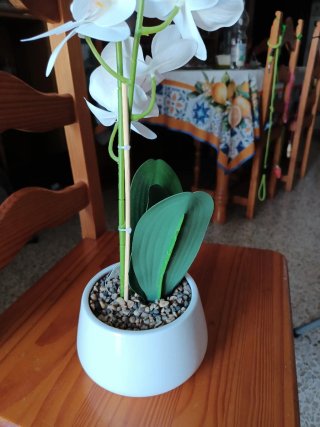 Orquídea artificial en maceta cerámica