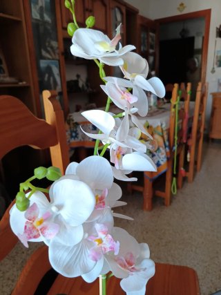 Orquídea artificial en maceta cerámica