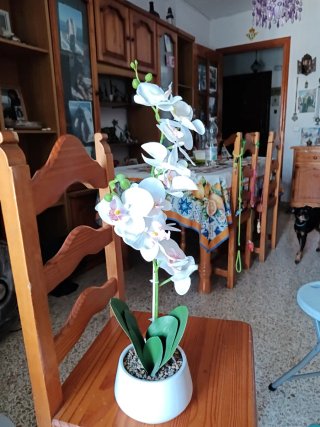 Orquídea artificial en maceta cerámica