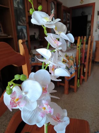 Orquídea artificial en maceta cerámica