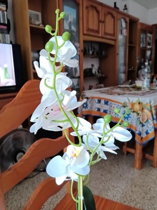 Orquídea artificial en maceta cerámica