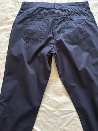 Pantalón azul y camiseta de rayas