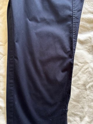Pantalón azul y camiseta de rayas