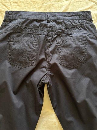 Pantalón azul y camiseta de rayas