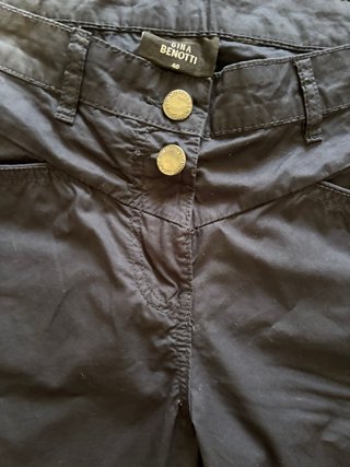 Pantalón azul y camiseta de rayas