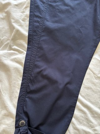 Pantalón azul y camiseta de rayas