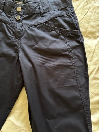 Pantalón azul y camiseta de rayas