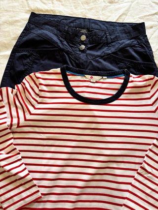 Pantalón azul y camiseta de rayas