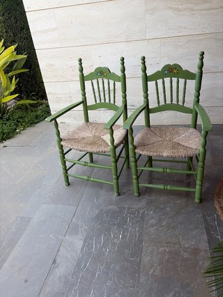 Sillones de madera y asientos enea