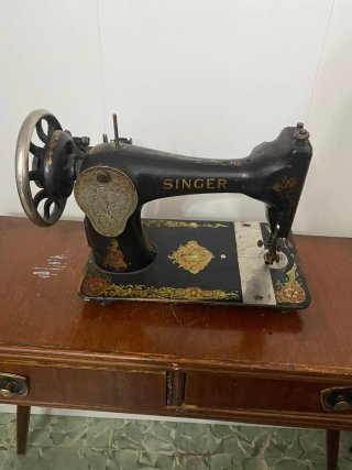 Máquina de coser Singer antigua sin funcionar