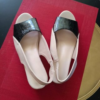 Elegantes sandalias bicolor beige y negro T.42
