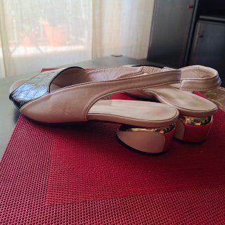 Elegantes sandalias bicolor beige y negro T.42