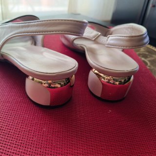 Elegantes sandalias bicolor beige y negro T.42