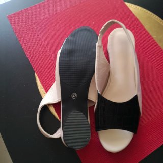 Elegantes sandalias bicolor beige y negro T.42