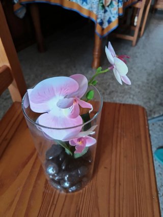 Orquídea artificial en tarro de cristal
