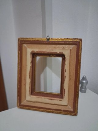 Cornice in legno dorato