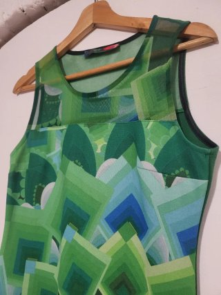 Vestido desigual estampado con transparencias