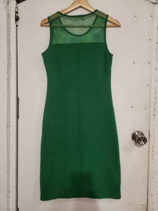 Vestido desigual estampado con transparencias