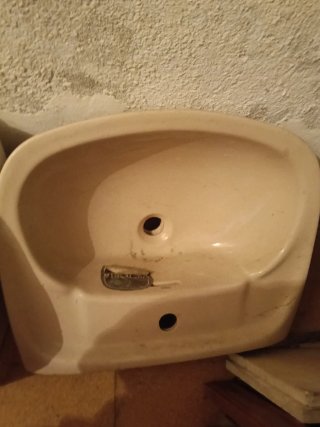 Lavabo de porcelana beige