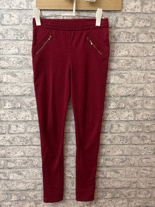 Pantalones rojos con cremallera