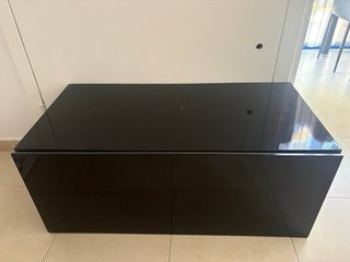Mueble negro con cajón de madera