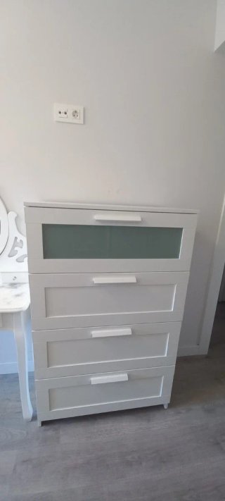 Cómoda blanca con cajones y cristal