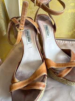 Miu Miu Sandali con zeppa in pelle marrone