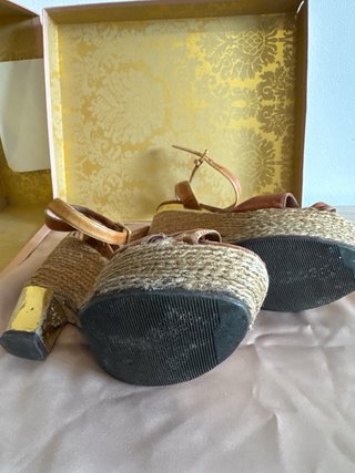 Miu Miu Sandali con zeppa in pelle marrone