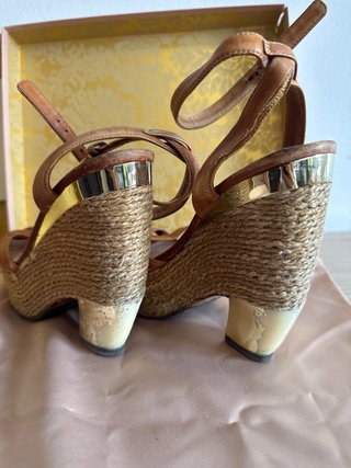 Miu Miu Sandali con zeppa in pelle marrone