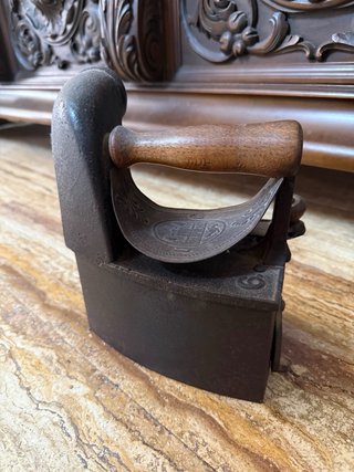 Plancha antigua de carbón con chimenea