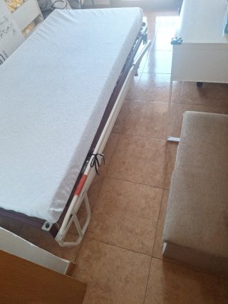 Cama con motor y colchón