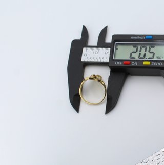 Anillo de oro de 18k. Peso: 4.43 gr.