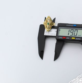 Anillo de oro de 18k. Peso: 4.43 gr.