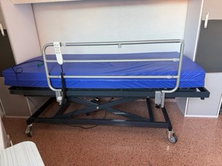 Cama eléctrica articulada con carro elevador.
