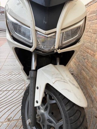 Aprilia SXR50 Scooter Blanca y Negra