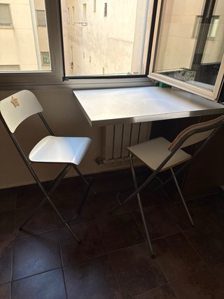 Taburete alto blanco plegable con tabla