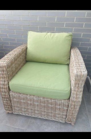 Sillón de jardín mimbre beige y cojín verde