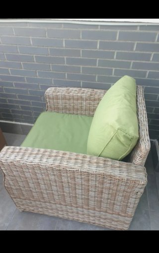 Sillón de jardín mimbre beige y cojín verde