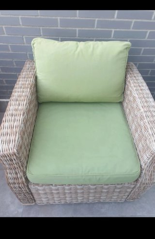 Sillón de jardín mimbre beige y cojín verde