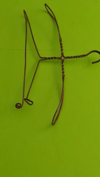 Percha vintage de alambre o metal