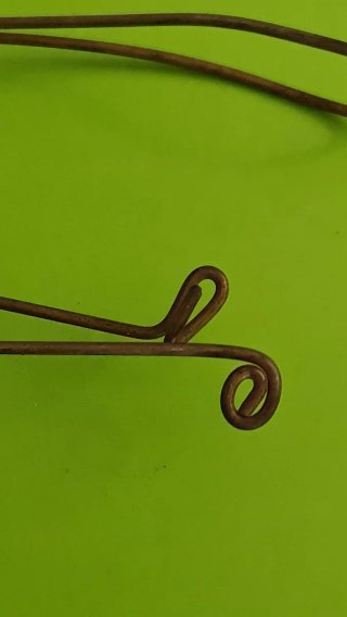 Percha vintage de alambre o metal
