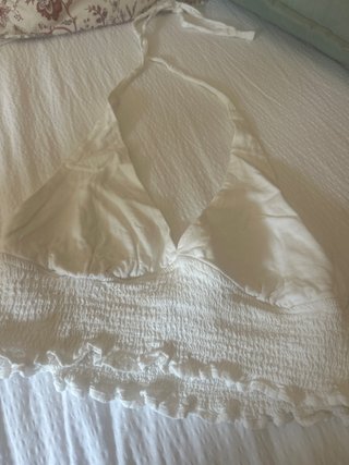 Top blanco con escote halter y fruncido