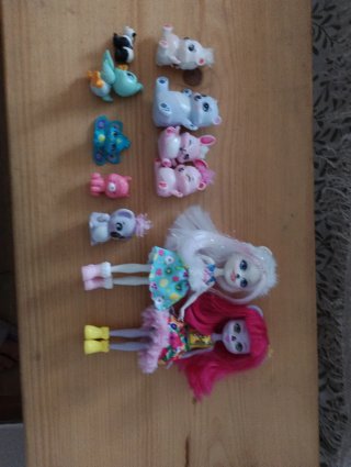 Muñecas y figuras de animales