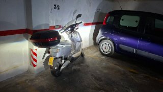 Moto Eléctrica Scooter Gris y Negra